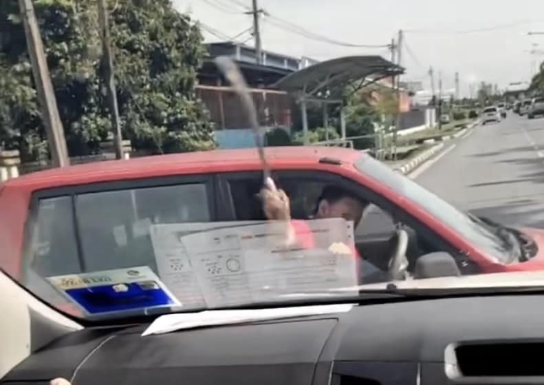 [VIDEO] Lagak Samseng Pemandu Kancil Di Sibu, Netizen Sokong Individu Ini Balas Balik