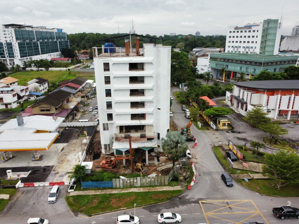 Bakal Menjadi Sky Bar Pertama Di Kuching, Hotel Impiana Yang Terbengkalai Kini Diubah Suai