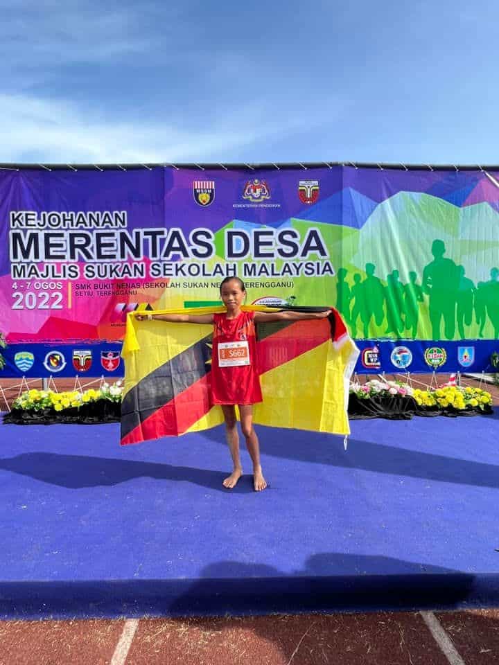 Hanya Berkaki Ayam, Peserta Cilik Dari Sarawak Mendapat Johan Kebangsaan Merentas Desa