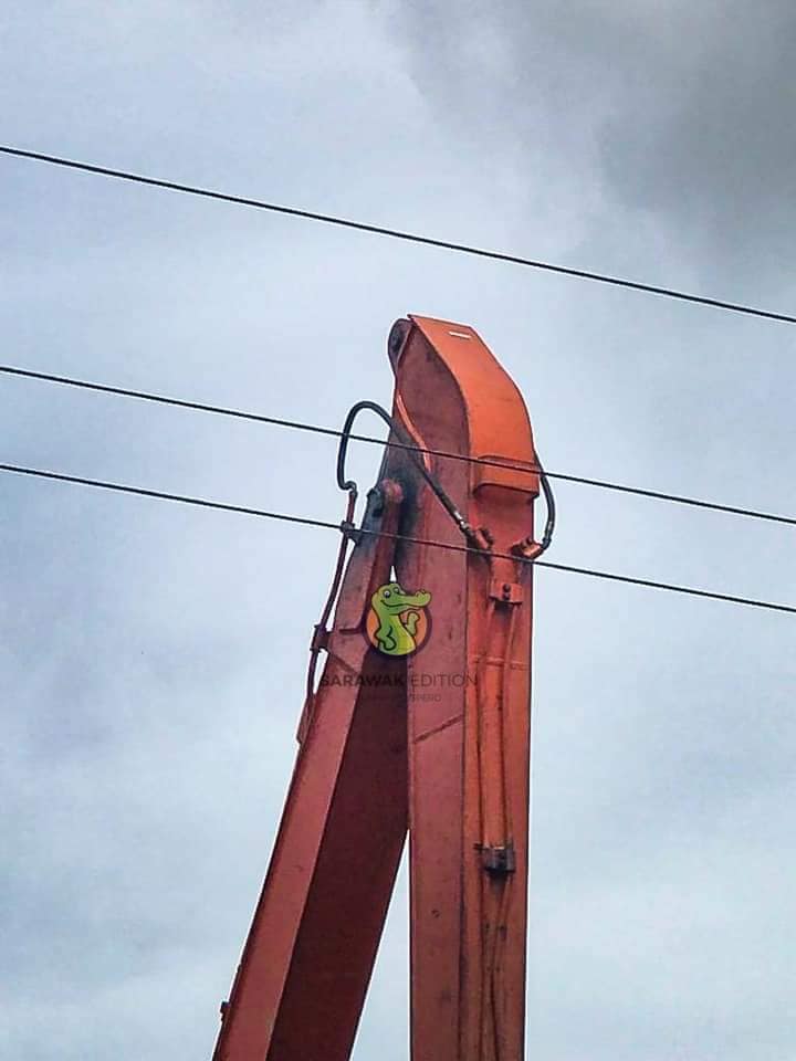 Jengkaut 'Tersentuh' Kabel Elektrik, 2 Lelaki Maut Terkena Renjatan Di Mukah