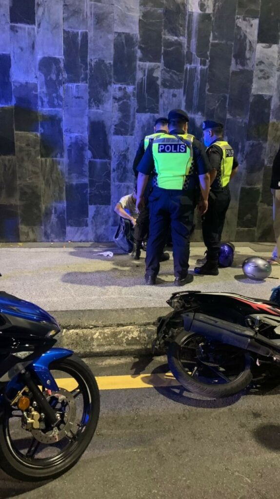 Netizen Kagum Wanita Ini Berjaya Buat Peragut Di KL Terciduk Jatuh Motor, Rupa-Rupanya Askar Tentera