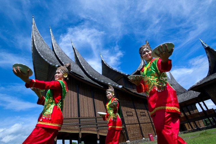 Tular Menari Atas Pinggan Kaca Di TikTok, Ketahui Tarian Tradisional Piring Minangkabau