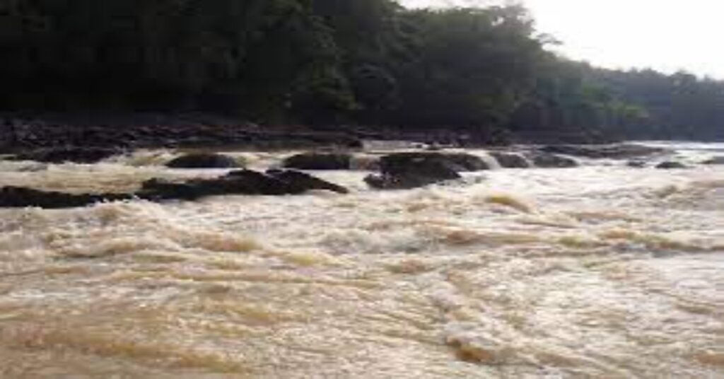 Laluan Sungai Peran Runtuh, Penduduk Di Belaga Terputus Hubungan