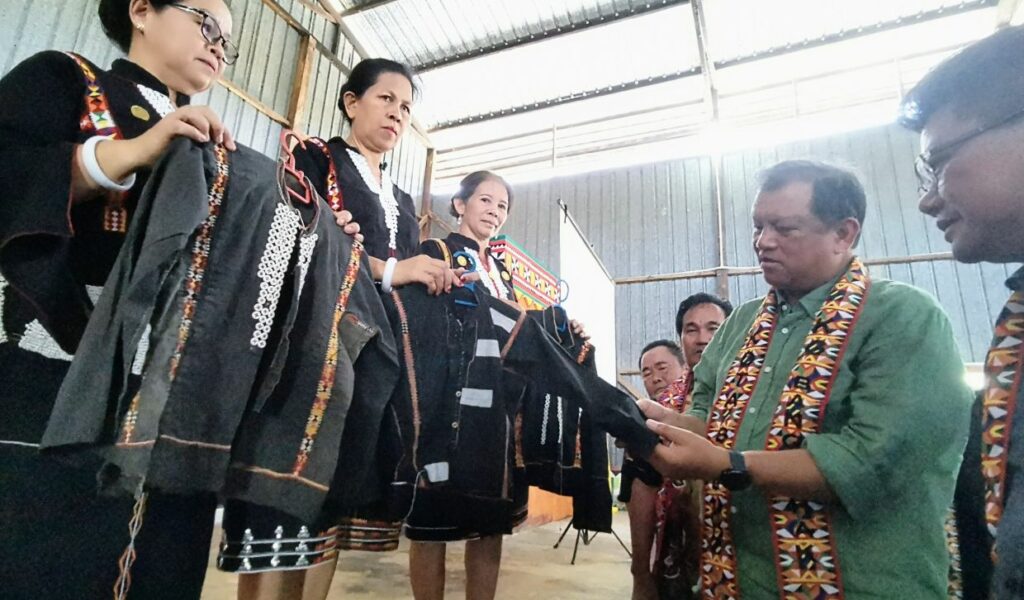 Guru Dari Sabah Ini Ambil Inisiatif Pelihara Pakaian Etnik Rinongkitan Berusia 100 Tahun