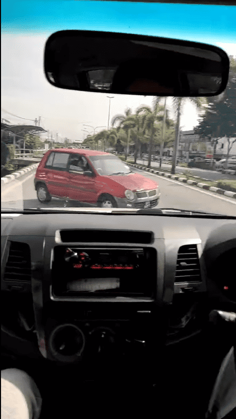 [VIDEO] Lagak Samseng Pemandu Kancil Di Sibu, Netizen Sokong Individu Ini Balas Balik