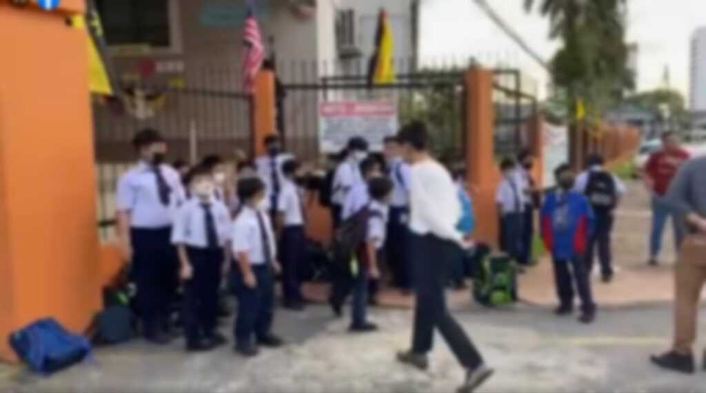 Tular Murid-Murid Disuruh Tunggu Luar Pagar, Sekolah Rendah Di Kuching Ini Jadi Bualan Netizen