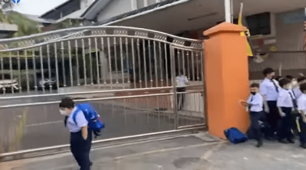 Tular Murid-Murid Disuruh Tunggu Luar Pagar, Sekolah Rendah Di Kuching Ini Jadi Bualan Netizen