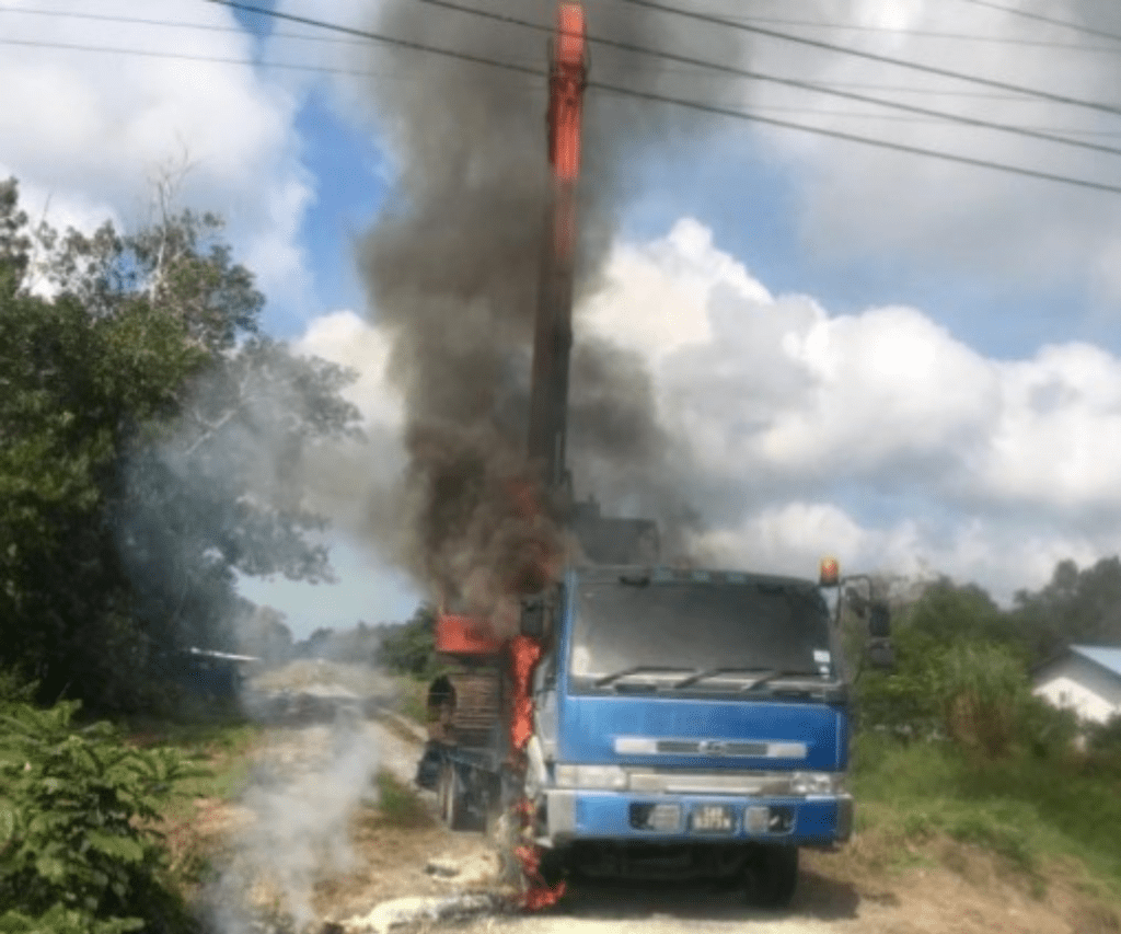 Jengkaut 'Tersentuh' Kabel Elektrik, 2 Lelaki Maut Terkena Renjatan Di Mukah