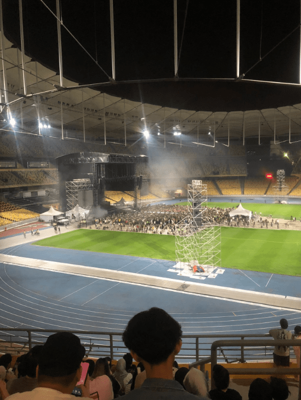 'Bayar Beratus Tengok Rumput Je,' Pengunjung Konsert Billie Eilish Kecewa Pentas Terlalu Jauh