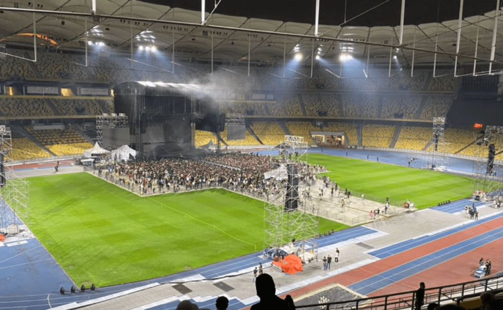 'Bayar Beratus Tengok Rumput Je,' Pengunjung Konsert Billie Eilish Kecewa Pentas Terlalu Jauh