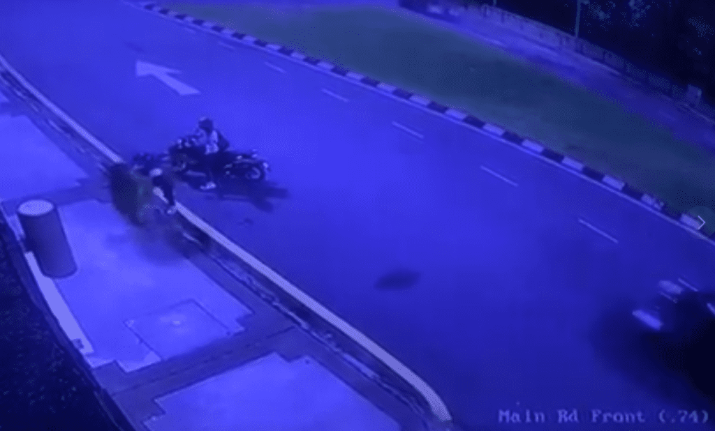 Netizen Kagum Wanita Ini Berjaya Buat Peragut Di KL Terciduk Jatuh Motor, Rupa-Rupanya Askar Tentera