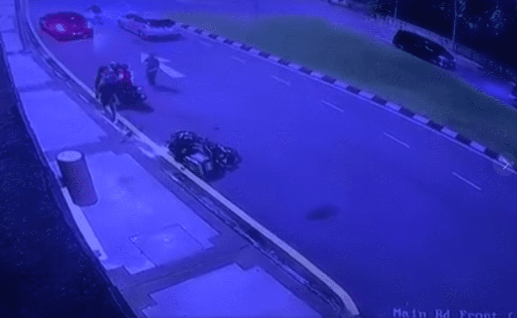 Netizen Kagum Wanita Ini Berjaya Buat Peragut Di KL Terciduk Jatuh Motor, Rupa-Rupanya Askar Tentera
