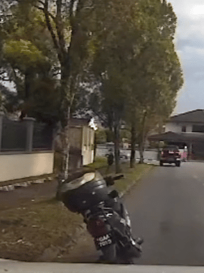 Paksa Kereta Berhenti Di Jalan Raya, Lelaki Meragut Beg Tangan Wanita Ini Kini Dijejaki Polis