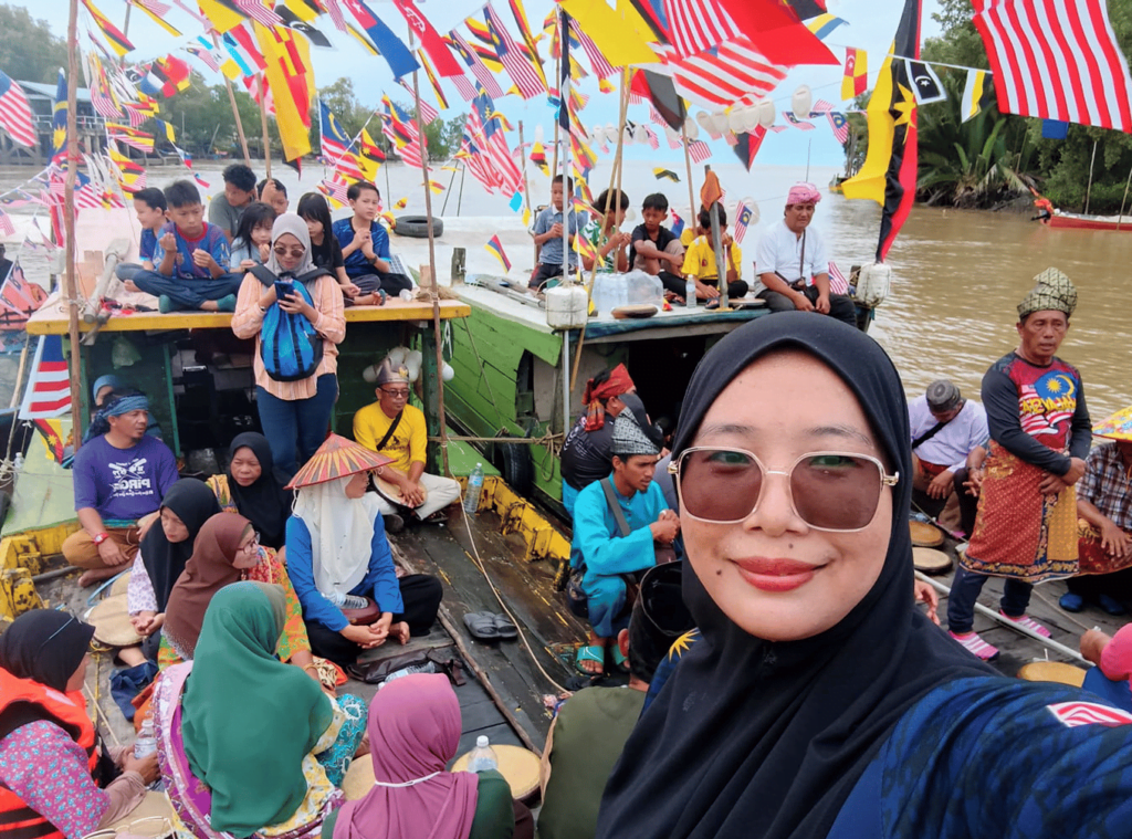 Sambutan Hari Kebangsaan Unik, Warga Sebuyau Berarak Dengan Bot Dihiasi Bendera
