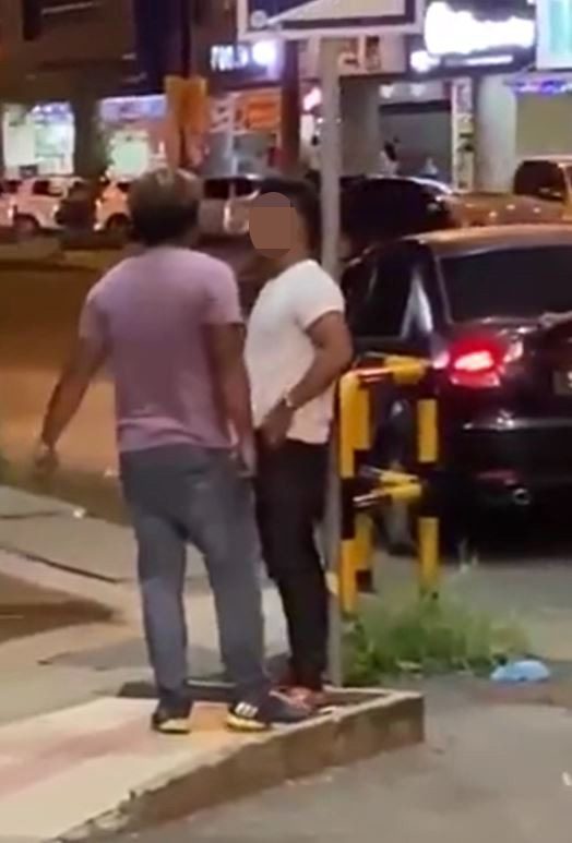 Macam Ada Skill Bertinju, Netizen Puas Lihat Video Lelaki Berbaju Putih Pertahankan Diri Di Lahad Datu