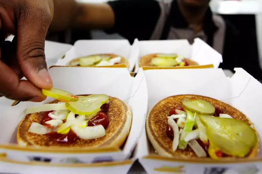 Jeruk McDonald's Lekat Di Siling Galeri Seni, Artis Caj 'Karyanya' Pada Harga RM28K