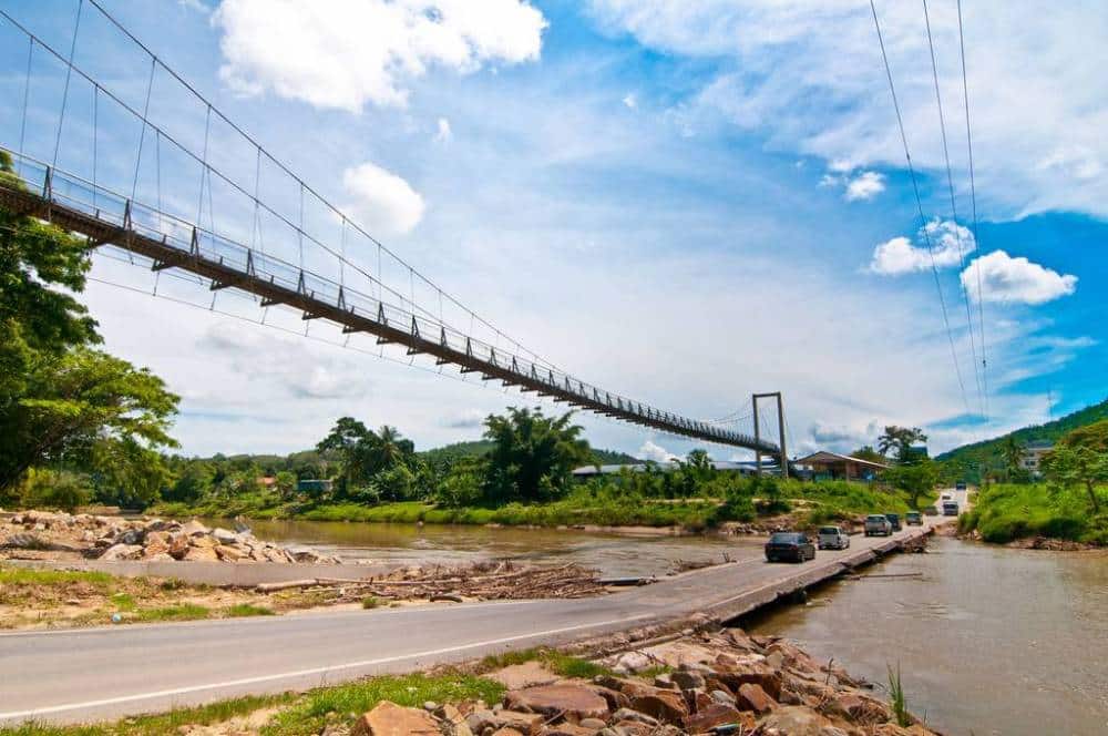 Netizen Terhibur Lihat Kedegilan 2 Kereta ‘Block’ Satu Sama Lain Atas Jambatan Tamparuli