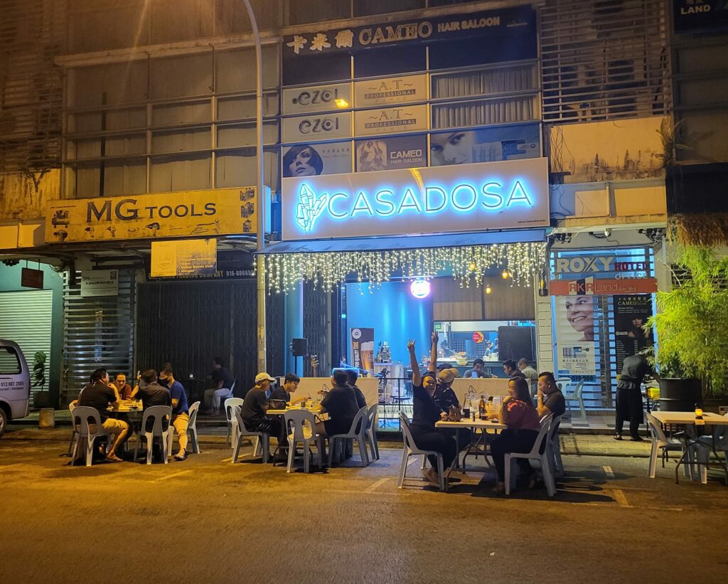 [NON-HALAL] Terkenal Dengan 'Smoked Pork' Mereka, Anda Harus Ke Kafe Casadosa Di Kuching