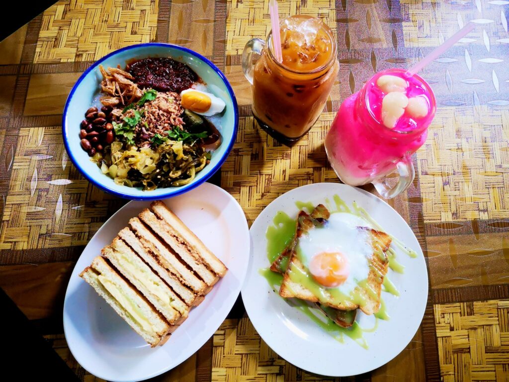 Sarapan Ala Kampung, Kena Cuba Telur Goyang Dan Bubur Ayam Di 'Ketumbar Kafe' Kuching