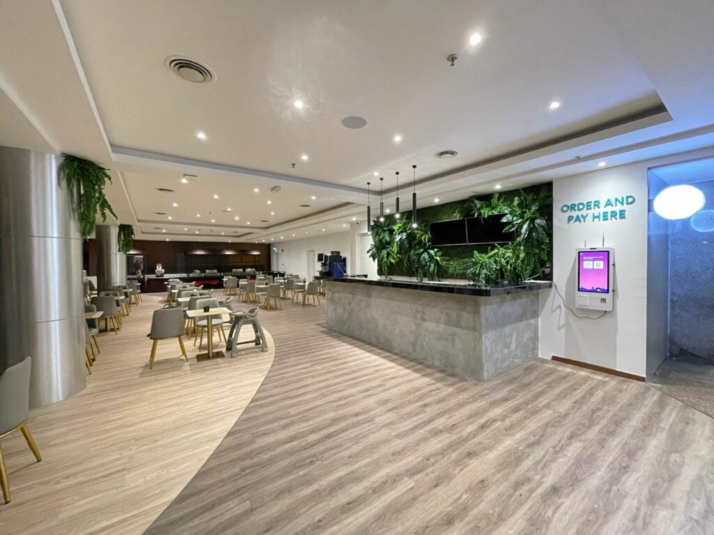 Bukan Biasa-Biasa, Kuching Park Hotel Kini Hotel Pertama Di Sarawak Tawar Robot Perkhidmatan Bilik