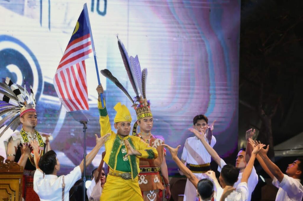 Sambutan Hari Malaysia Di Melaka Angkat Muzik Tradisional Sarawak