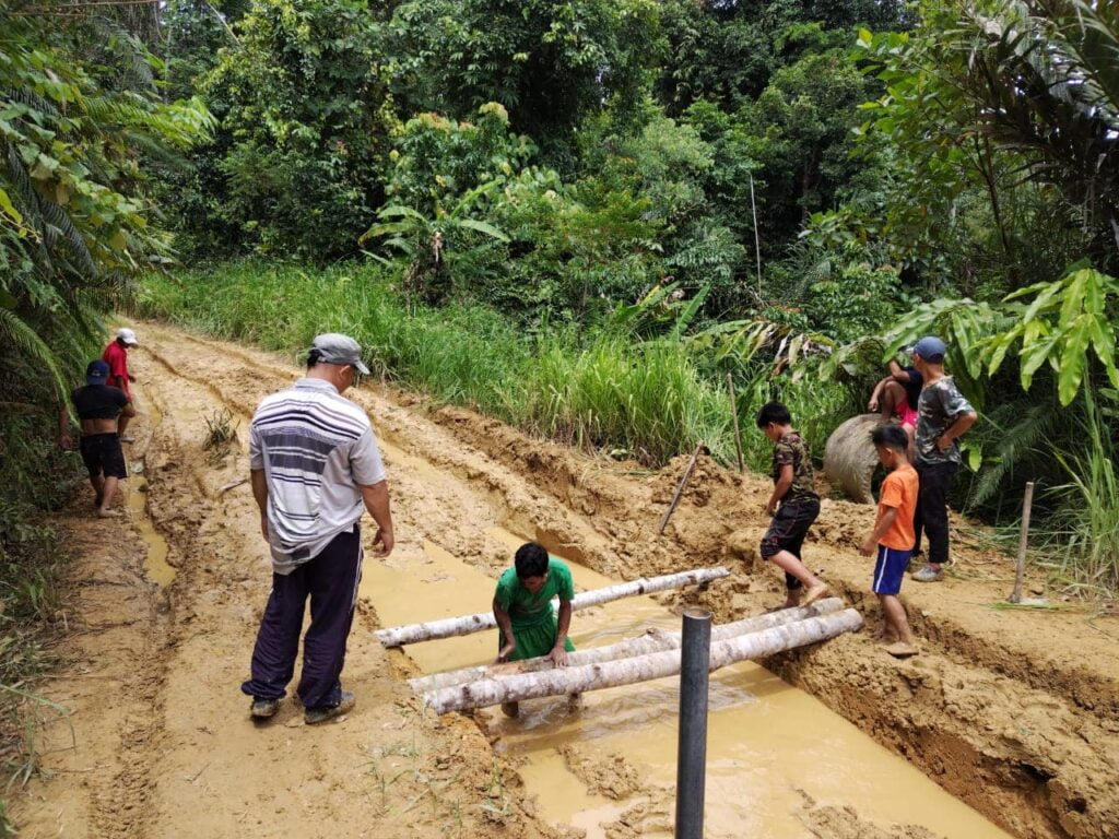 Penduduk Pedalaman Sabah Ambil Inisiatif Baiki Jalan Sendiri Pada Cuti 31 Ogos