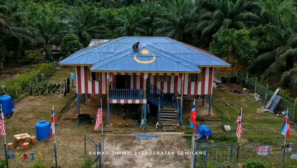 Terlalu Cintakan Negara, Lelaki Di Sandakan Ini Sanggup Cat Rumah Corak Jalur Gemilang