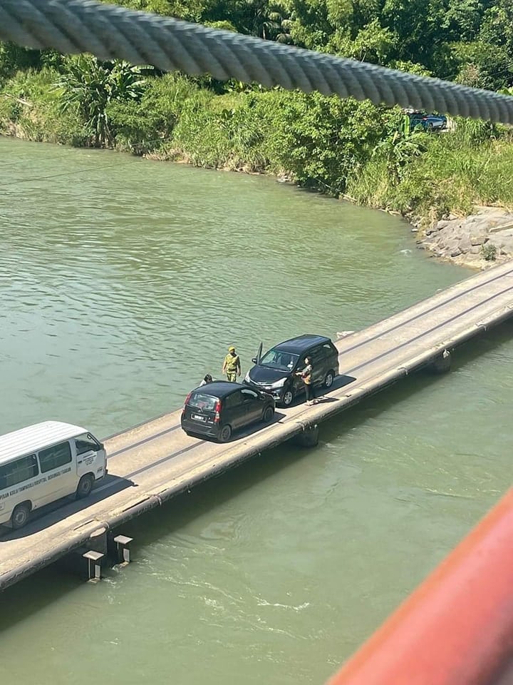 Netizen Terhibur Lihat Kedegilan 2 Kereta ‘Block’ Satu Sama Lain Atas Jambatan Tamparuli