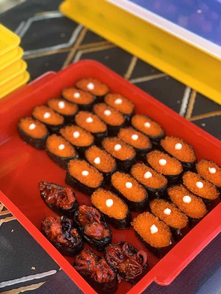 Ada Pelbagai Jenis Topping Yang Menarik, Lelaki Ini Jual Sushi Seringgit Sahaja Di Samarahan