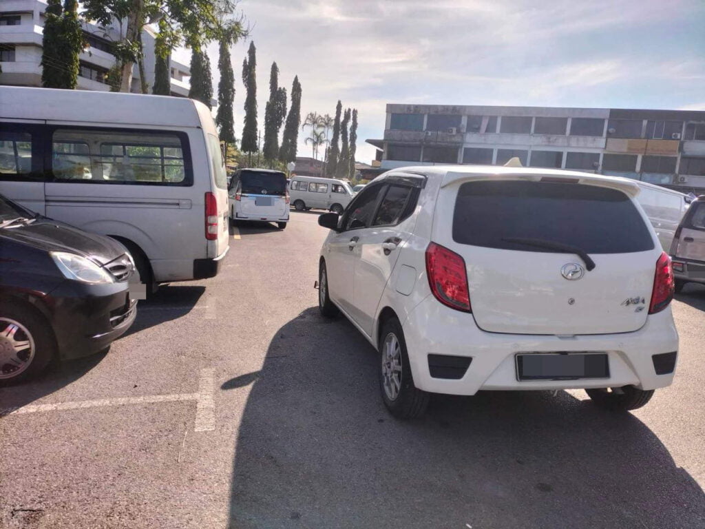 Sejam Kena 'Double Park' Di Pasar Tamu Batu 10, Sikap Pemilik Kereta Ini Undang Kecaman Netizen
