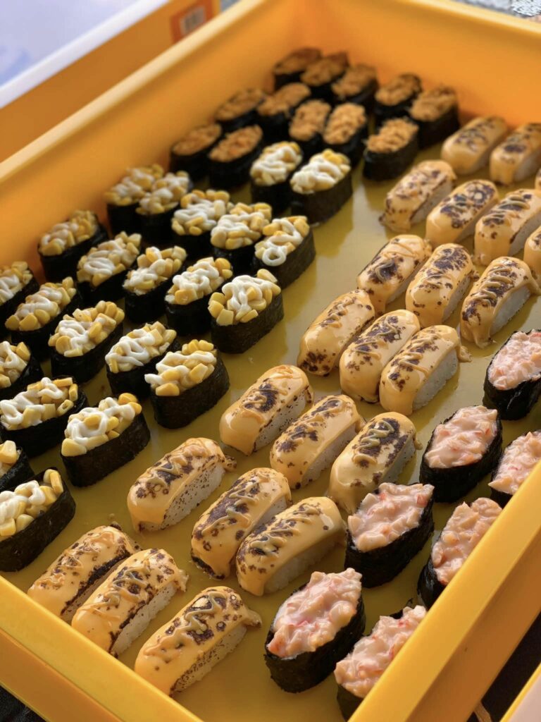 Ada Pelbagai Jenis Topping Yang Menarik, Lelaki Ini Jual Sushi Seringgit Sahaja Di Samarahan