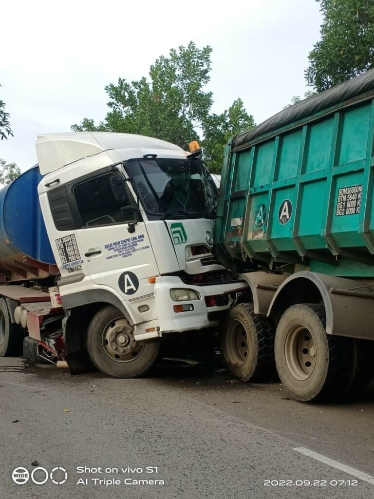 Kemalangan Babitkan Lori Sawit, Jalan Kidurong Sesak Akibat Tumpahan Minyak