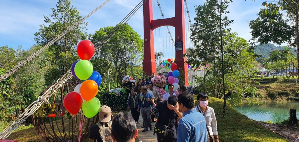Tarikan Baharu Di Tasik Biru, Bau Bicentennial Bridge Kini Dibuka Untuk Umum