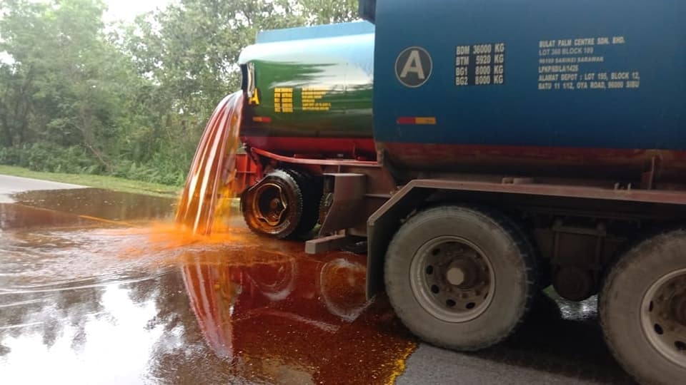 Kemalangan Babitkan Lori Sawit, Jalan Kidurong Sesak Akibat Tumpahan Minyak