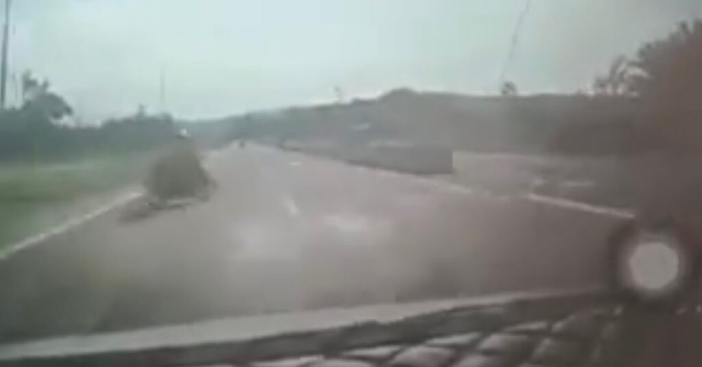 Tular Rakaman Dashcam Kemalangan Ngeri Kereta Rempuh Motorsikal Lawan Arus Di Lachau