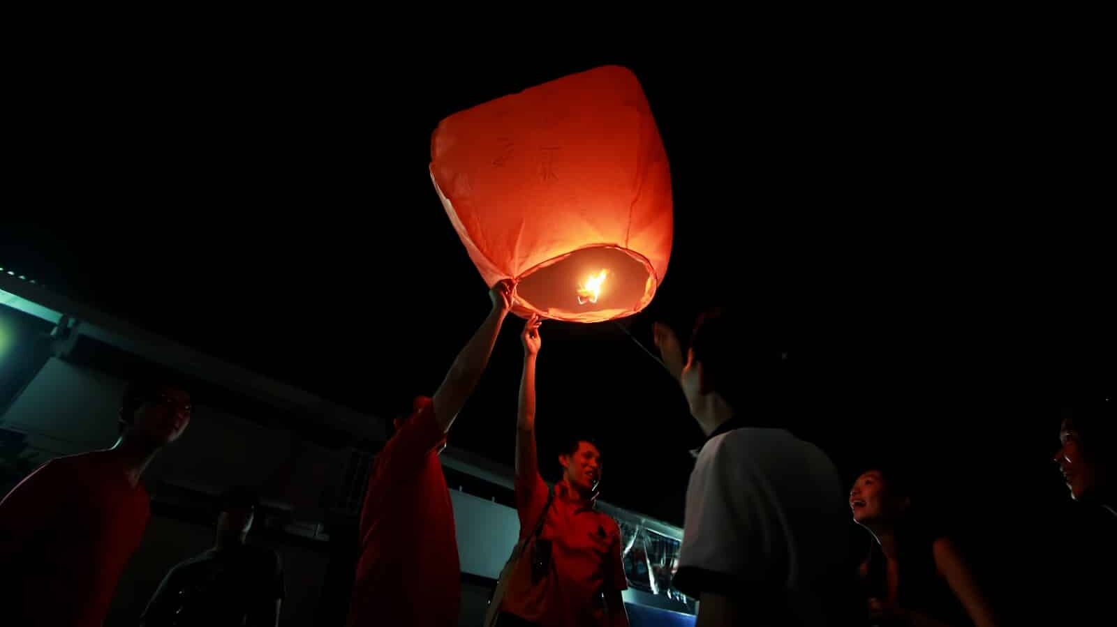 Hanya Jalankan Tugas, Tindakan Polis Padamkan Tanglung Kong Ming Cetus Reaksi Netizen