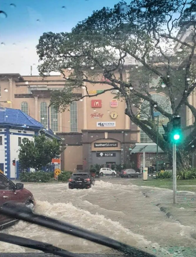 Jalan Padang Merdeka Yang Sering 'Tenggelam' Rupanya Dulu Sebatang Sungai, Ini Penjelasannya