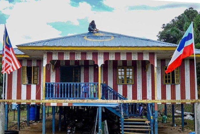 Terlalu Cintakan Negara, Lelaki Di Sandakan Ini Sanggup Cat Rumah Corak Jalur Gemilang