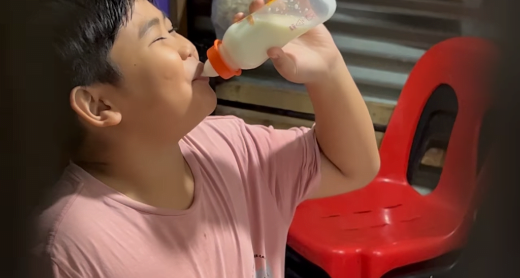 Patutlah Cepat Habis, Gelagat Budak Kantoi Rembat Susu Adik Buat Ramai Terhibur