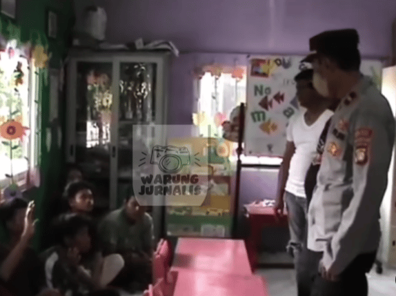 Sekumpulan Pelajar Di Indonesia Bergaduh, Salah Seorang Bawa Anak Buaya Sebagai 'Senjata'