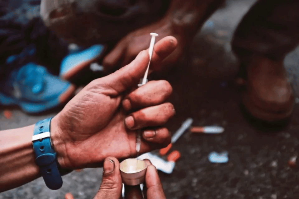 Cuba Campak Dadah Elak Ditahan, Polis Miri Tahan Lelaki Disyaki Edar Syabu Bernilai RM9,800