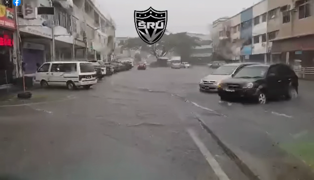 TERKINI : Hujan Lebat Penyebab Banjir Kilat Di Padang Merdeka Kuching