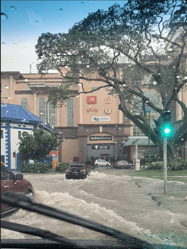 TERKINI : Hujan Lebat Penyebab Banjir Kilat Di Padang Merdeka Kuching