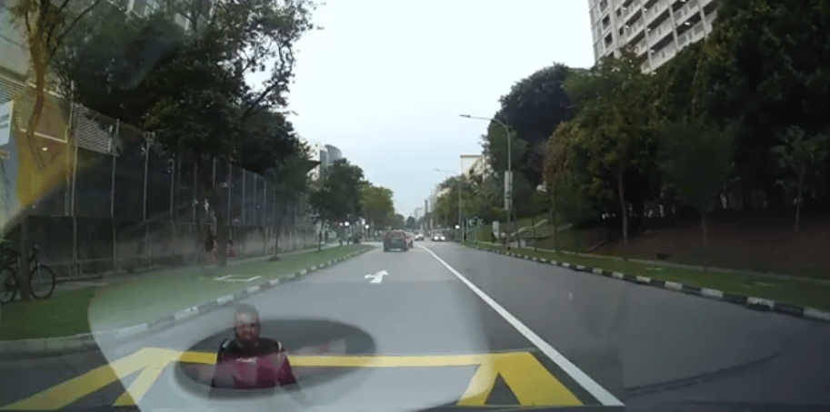 Disyaki Untuk Claim Insurans, Lelaki Ini Sanggup 'Dilanggar' Kereta