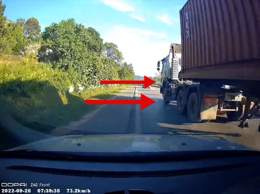 [VIDEO] Pemandu Cemas Kenderaan Dipandu Hampir Dihimpit Treler Di Bintulu