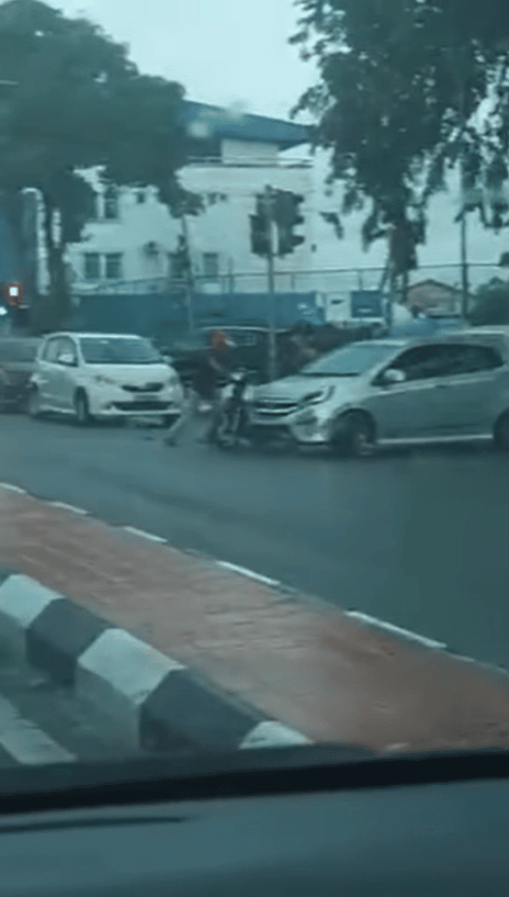 Lagak Gangster Atas Jalan, Pemandu Perodua Axia Langgar Lari Penunggang Motosikal Di Gita