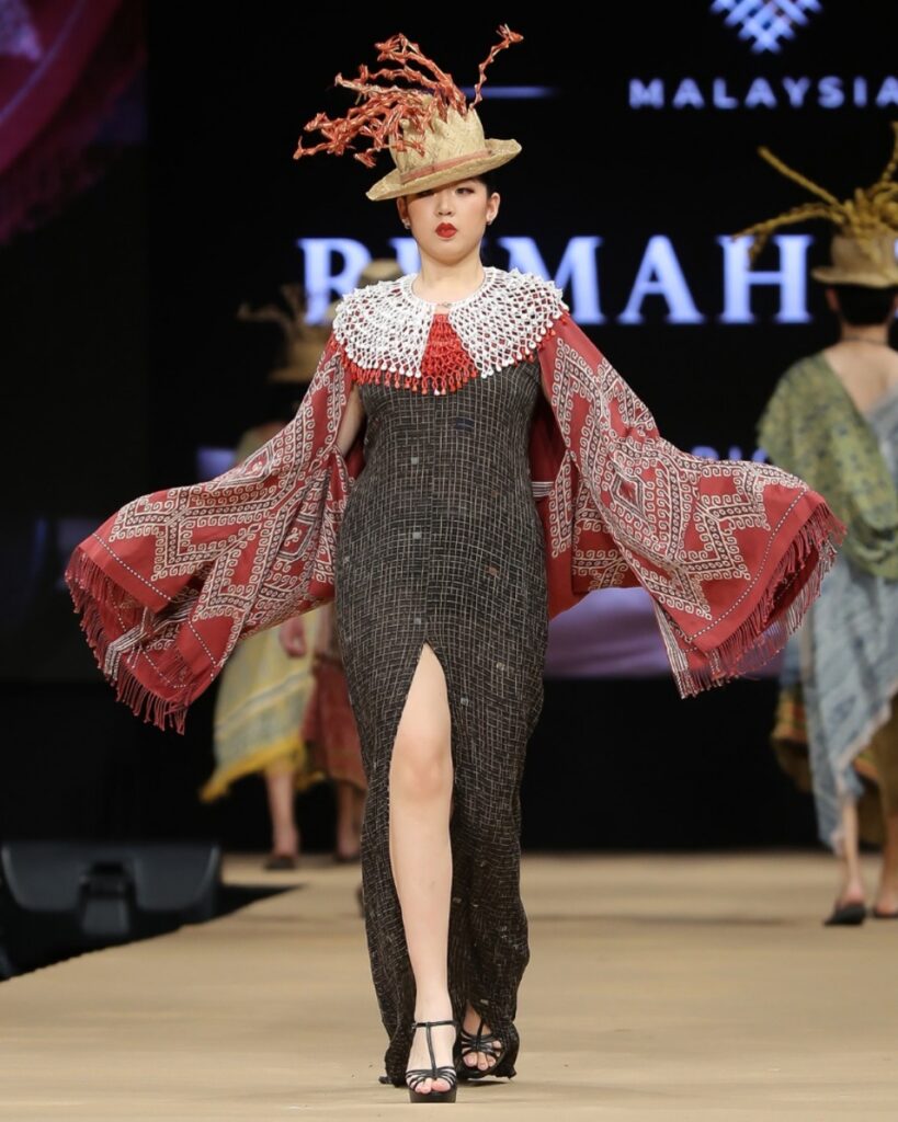 'Tekstil Iban' Bawa Tuah Edric Ong Tempa Nama Sehingga Ke London Fashion Week