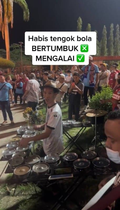 Gelagat Penyokong Sabah 'Mengalai' Selepas Tamat Permainan Bola Sepak Bikin Netizen Terhibur