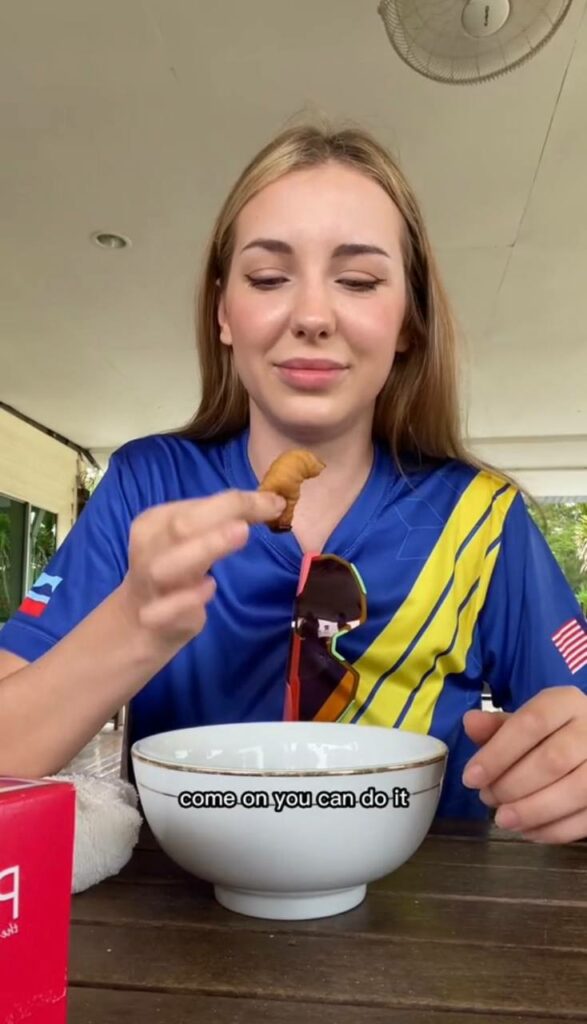 Cabar Diri Makan Ulat Sagu Mentah, Netizen Kagum Dengan Keberanian Minah Salleh Ini
