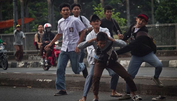 Sekumpulan Pelajar Di Indonesia Bergaduh, Salah Seorang Bawa Anak Buaya Sebagai 'Senjata'